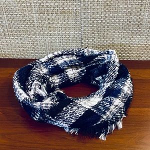 🌟HP🌟SOFT Infinity Scarf Black/White Boucle NWOT